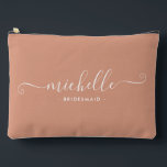 Pochette À Accessoires Corail minimaliste du désert Sirène personnalisée<br><div class="desc">Voici notre chic mini-vin personnalisé Bridesmaid Accessory Pouch, un cadeau élégant et polyvalent conçu pour célébrer vos demoiselles d'honneur dans l'élégance. Cette poche accessoire est l'exemple du chic moderne, parfait pour toutes les occasions, des propositions de demoiselle d'honneur aux douches nuptiales. Conçu dans un style minimaliste, ce sac présente une...</div>