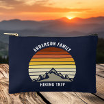 Pochette À Accessoires Coucher de soleil sur mesure Randonnée bleu marine<br><div class="desc">Ce coucher de soleil vintage orange cool sur des montagnes rocheuses dans la nature fait une belle image sur un mignon sac cosmétique bleu marine rétro pour un voyage en montagne ou des vacances en camping pour une famille qui aime passer du temps à l'extérieur et la nature.</div>