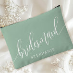 Pochette À Accessoires Dusty Mint Bridesmaid Calligraphie moderne<br><div class="desc">Célébrez votre fête de mariée avec cette élégante pochette d'accessoires de menthe verte poussiéreuse. Doté d'une calligraphie moderne et personnalisable avec le nom de votre servante, ce sac est à la fois élégant et pratique. La couleur douce et poussiéreuse de la sauge et l'élégant script créent un look sophistiqué, parfait...</div>