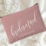 Pochette À Accessoires Dusty Rose Bridesmaid Calligraphie moderne<br><div class="desc">Célébrez votre fête de mariée avec cette élégante pochette d'accessoires rose rose poussiéreuse. Doté d'une calligraphie moderne et personnalisable avec le nom de votre servante, ce sac est à la fois élégant et pratique. La couleur douce et poussiéreuse de la sauge et l'élégant script créent un look sophistiqué, parfait pour...</div>