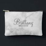 Pochette À Accessoires Écrivain Personnalisé De Script Moderne<br><div class="desc">Cadeaux Bridesmaid personnalisés avec le nom de la femme d'honneur personnalisée en gris style de police script moderne avec titre et date mariage dans style de police sans serif moderne sur arrière - plan en marbre blanc. Parfait aussi pour femme de ménage d'honneur, mère de la mariée, fille de fleurs...</div>