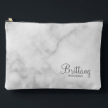 Pochette À Accessoires Écrivain Personnalisé De Script Moderne<br><div class="desc">Cadeaux Bridesmaid personnalisés avec le nom de la femme d'honneur personnalisée en gris style de police script moderne avec titre et date mariage dans style de police sans serif moderne sur arrière - plan en marbre blanc. Parfait aussi pour femme de ménage d'honneur, mère de la mariée, fille de fleurs...</div>