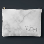 Pochette À Accessoires Écrivain Personnalisé De Script Moderne<br><div class="desc">Cadeaux Bridesmaid personnalisés avec le nom de la femme d'honneur personnalisée en gris style de police script moderne avec titre et date mariage dans style de police sans serif moderne sur arrière - plan en marbre blanc. Parfait aussi pour femme de ménage d'honneur, mère de la mariée, fille de fleurs...</div>