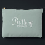 Pochette À Accessoires Écrivain Personnalisé De Script Moderne<br><div class="desc">Cadeaux Bridesmaid personnalisés avec le nom de la femme d'honneur personnalisée en blanc style de police script moderne avec titre et date mariage dans style de police sans serif moderne sur arrière - plan vert sage. Parfait aussi pour femme de ménage d'honneur, mère de la mariée, fille de fleurs et...</div>