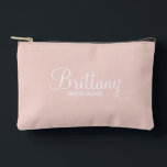 Pochette À Accessoires Écrivain Personnalisé De Script Moderne<br><div class="desc">Cadeaux Bridesmaid personnalisés avec le nom de la femme d'honneur personnalisée en blanc style de police script moderne avec titre et date mariage dans style de police sans serif moderne sur arrière - plan rose vif. Parfait aussi pour femme de ménage d'honneur, mère de la mariée, fille de fleurs et...</div>
