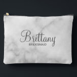 Pochette À Accessoires Écrivain Personnalisé De Script Moderne<br><div class="desc">Cadeaux Bridesmaid personnalisés avec le nom de la femme d'honneur personnalisée en gris style de police script moderne avec titre et date mariage dans style de police sans serif moderne sur arrière - plan en marbre blanc. Parfait aussi pour femme de ménage d'honneur, mère de la mariée, fille de fleurs...</div>