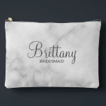Pochette À Accessoires Écrivain Personnalisé De Script Moderne<br><div class="desc">Cadeaux Bridesmaid personnalisés avec le nom de la femme d'honneur personnalisée en gris style de police script moderne avec titre et date mariage dans style de police sans serif moderne sur arrière - plan en marbre blanc. Parfait aussi pour femme de ménage d'honneur, mère de la mariée, fille de fleurs...</div>