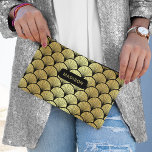 Pochette À Accessoires Elégant Black Gold Art Déco Motif personnalisé<br><div class="desc">Elégant Black Gold Art Deco Vintage Fan Motif Personnalisé Nom Duffle Bag dispose d'un élégant motif Art déco en noir et or. Ajoutez votre monogramme,  nom ou texte personnalisé pour un cadeau fabuleux pour votre famille et vos amis. Créé par Evco Studio www.zazzle.com/store/evcostudio</div>