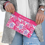 Pochette À Accessoires Floral rose tropical moderne Nom personnalisé<br><div class="desc">Motif floral rose tropical moderne Nom personnalisé Accessoire Pochette cosmétique Sac de toilette dispose d'un motif de fleurs tropicales rose, violet et blanc éclatant. Personnalisé avec votre nom. Faites un grand cadeau pour l'anniversaire, Noël, les vacances, la fête des mères et de retour à l'école. Parfait pour retourner à l'école,...</div>