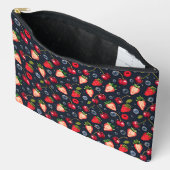 Pochette À Accessoires Fraises et cerises sur un arrière - plan sombre (Ouvrir)