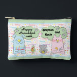 Pochette À Accessoires Hanoukka Chat et amis Jouer Dreidel<br><div class="desc">Hanoukka avec chat et amis en jeu, Dreidel Game Pouch. Tous les éléments de conception peuvent être modifiés. Modifiez le texte modifiable à l'aide de votre style de police, de votre couleur et de votre taille préférés. Remplissez votre poche de dreidels et de gâteries pour jouer. Jeu ! ! !...</div>