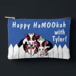 Pochette À Accessoires Hanoukka Happy HaMOOkah<br><div class="desc">Hanoukka Happy HaMOOkah, Dreidel Game Pouch. Tous les éléments de conception peuvent être modifiés. Modifiez le texte modifiable à l'aide de votre style de police, de votre couleur et de votre taille préférés. Remplissez votre poche de dreidels et de gâteries pour jouer. Jeu ! ! ! Heureux Hanoukka ! Type...</div>