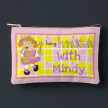 Pochette À Accessoires Hanoukka Joli en rose Tootsie Joue Dreidel<br><div class="desc">Hanoukka Pretty in Pink Tootsie Joue Dreidel Game, Pouch. Tous les éléments de conception peuvent être modifiés. Modifiez le texte modifiable à l'aide de votre style de police, de votre couleur et de votre taille préférés. Remplissez votre poche de dreidels et de gâteries pour jouer. Jeu ! ! ! Heureux...</div>