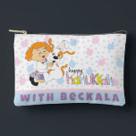 Pochette À Accessoires Hanoukka Zeevie et son ami Dreidel Game<br><div class="desc">Hanoukka avec Zeevie et Friend, Dreidel Game Pouch. Tous les éléments de conception peuvent être modifiés. Modifiez le texte modifiable à l'aide de votre style de police, de votre couleur et de votre taille préférés. Remplissez votre poche de dreidels et de gâteries pour jouer. Jeu ! ! ! Heureux Hanoukka...</div>
