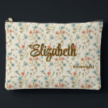 Pochette À Accessoires Ivory Blue Blush Romantic Floral Wedding Party<br><div class="desc">Petites fleurs, grand charme. Cette adorable poche zip présente un arrière - plan romantique en ivoire avec imprimé floral bleu et roux avec personnalisation en écriture douce. Parfait pour les produits de beauté, l'électronique, les essentiels de fin de semaine de bachelorette, ou dans le cadre d'un ensemble coordonné de cadeaux...</div>