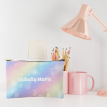 Pochette À Accessoires Joli Pastel Rainbow Sparkle Personnalisé<br><div class="desc">Customisez ce joli sac cosmétique pastel arc-en-ciel pétillant qui présente le nom de votre meilleur ami dans une écriture blanche mignonne. Ce cadeau magique de poche accessoire a un joli motif rose et violet.</div>