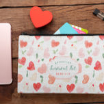 Pochette À Accessoires Kit de survie de la Saint-Galentin | Monogramme<br><div class="desc">Célébrez l'amitié avec style avec cette trousse de survie de la Saint-Galentin | Pouch Accessoire Monogramme ! Doté d'une superbe aquarelle de motifs du coeur aux teintes douces et romantiques, ce sac est le parfait mélange de charme et de fonctionnalité. Personnalisable avec votre nom ou vos initiales, il ajoute une...</div>