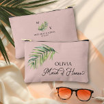 Pochette À Accessoires Maid of Honor Tropical Palm Leaf Toute couleur<br><div class="desc">Un cadeau de fête de mariée à personnaliser pour votre femme de chambre - ou n'importe qui dans votre fête de mariage. Bridesmaid est écrit en calligraphie manuscrite tourbillonnant et, vous pouvez facilement passer à un rôle différent, en entrant l'outil de conception. Le design comporte une feuille de palmier tropicale...</div>