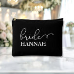 Pochette À Accessoires Mariée - Mariée d'équipe ! Nom cadeau<br><div class="desc">"Cet accessoire Bride / Team Bride et sac de maquillage présente une police de script blanc épuré avec d'élégants swashes sur un arrière - plan noir propre. C'est le cadeau parfait pour votre mariée, conçu pour tenir le maquillage et les petits essentiels. Présenté traditionnellement lors du dîner de répétition, ce...</div>
