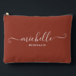 Pochette À Accessoires Minimaliste Burnt Umber Personnalisé Bridesmaid<br><div class="desc">Voici notre chic cinnamon minimaliste personnalisé Bridesmaid Accessory Pouch, un cadeau élégant et polyvalent conçu pour célébrer vos servantes d'honneur dans l'élégance. Cette poche accessoire est l'exemple du chic moderne, parfait pour toutes les occasions, des propositions de demoiselle d'honneur aux douches nuptiales. Conçu dans un style minimaliste, ce sac présente...</div>