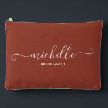 Pochette À Accessoires Minimaliste Burnt Umber Personnalisé Bridesmaid<br><div class="desc">Voici notre chic cinnamon minimaliste personnalisé Bridesmaid Accessory Pouch, un cadeau élégant et polyvalent conçu pour célébrer vos servantes d'honneur dans l'élégance. Cette poche accessoire est l'exemple du chic moderne, parfait pour toutes les occasions, des propositions de demoiselle d'honneur aux douches nuptiales. Conçu dans un style minimaliste, ce sac présente...</div>