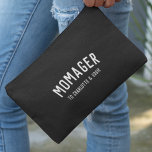 Pochette À Accessoires Momager | Modern Mom Manager Noms des enfants<br><div class="desc">Simple et élégant "Momager", une citation design personnalisée avec une typographie moderne et minimaliste en blanc dans un style audacieux et tendance sur un arrière - plan noir. Le cadeau ou l'accessoire parfait pour la Fête des Mères, l'anniversaire de votre maman ou juste parce que! Les mots peuvent facilement être...</div>