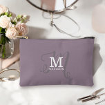 Pochette À Accessoires Monogramme élégant et nom calligraphie violet<br><div class="desc">Un beau sac accessoire à utiliser comme sac cosmétique ou autre, ce design a une représentation élégante et élégante de votre nom et monogramme avec sérifs classiques et une calligraphie de script plus ornée dans une mise en page équilibrée et belle. Les trois éléments se fondent dans une harmonie sophistiquée...</div>