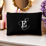Pochette À Accessoires Monogramme et nom de la calligraphie stylisée noir<br><div class="desc">Une belle conception de poche accessoire avec une élégante représentation stylisée de votre nom et monogramme avec sérifs classiques et un script de calligraphie plus orné dans une harmonie équilibrée et symétrique. Les trois éléments se fondent dans une harmonie sophistiquée et créent votre propre logo de marque personnelle. Montré ici...</div>