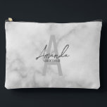 Pochette À Accessoires Monogramme et nom d'une servante d'État moderne pe<br><div class="desc">Monogramme et cadeaux de nom de Bridesmaid Ce design présente le nom de femme de pont personnalisée en gris moderne écriture script style de police et monogramme en gris clair gris moderne style de police sans serif moderne comme arrière - plan, avec des détails mariages en gris moderne style de...</div>
