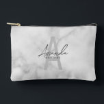 Pochette À Accessoires Monogramme et nom d'une servante d'État moderne pe<br><div class="desc">Monogramme et cadeaux de nom de Bridesmaid Ce design présente le nom de femme de pont personnalisée en gris moderne écriture script style de police et monogramme en gris clair gris moderne style de police sans serif moderne comme arrière - plan, avec des détails mariages en gris moderne style de...</div>