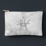 Pochette À Accessoires Monogramme et nom d'une servante d'État moderne pe<br><div class="desc">Monogramme et cadeaux de nom de Bridesmaid Ce design présente le nom de femme de pont personnalisée en gris moderne écriture script style de police et monogramme en gris clair gris moderne style de police sans serif moderne comme arrière - plan, avec des détails mariages en gris moderne style de...</div>