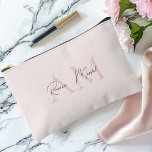 Pochette À Accessoires Monogramme minimal initial et nom Pastel rose<br><div class="desc">Organisez vos essentiels en style avec notre Monogramme minimaliste Personnalisé Pastel Pink Initial & Nom Cosmétique & Sac de toilette. Doté d'un design rose pastel doux avec un monogramme et un nom personnalisés, ce sac chic est parfait pour garder vos cosmétiques, articles de toilette et autres articles personnels soigneusement entreposés....</div>