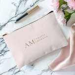 Pochette À Accessoires Monogramme Personnalisé Rose Initiale Et Nom<br><div class="desc">Gardez vos essentiels organisés avec style avec notre monogramme minimaliste Personnalisé Pastel Pink Accessory Pouch. Cet élégant sac est doté d'un arrière - plan rose pastel doux, accentué d'une initiale monogramme élégant et de votre nom personnalisé dans une police moderne. Parfait pour stocker maquillage, papeterie, articles de voyage, etc., ce...</div>