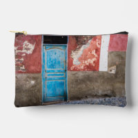 Mur coloré avec porte bleue