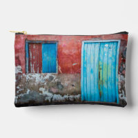 Mur, porte et fenêtre rouge, bleu et gris