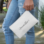 Pochette À Accessoires Nom de signature courte et bouclée<br><div class="desc">Créez votre propre pochette à maquillage personnalisée ou monogramme à coudre pour vos demoiselles d'honneur. Personnalisez la couleur et la taille du style calligraphique manuscrit féminin mignon, petit et court avec des fioritures bouclées selon vos besoins. Changez la couleur de fond ou les couleurs de texte pour correspondre à votre...</div>