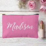 Pochette À Accessoires Nom des filles roses tendance Script manuscrit per<br><div class="desc">Un chic sac cosmétique monogramme rose personnalisé ou poche à crayon pour une fille qui aime les cadeaux simples et écrits à la main. Beau script blanc cursif qui explique votre nom dans un script élégant.</div>
