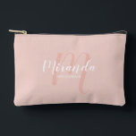 Pochette À Accessoires Nom du monogramme de la servante d'accueil moderne<br><div class="desc">Ajoutez une touche personnelle à votre mariage avec un cadeau de femme de chambre personnalisée. Ce design présente le nom personnalisé de la servante de pont dans le style de police de script moderne blanc et monogramme dans le style de police de script moderne rose pâle comme arrière - plan...</div>