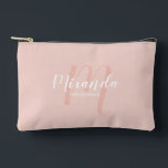Pochette À Accessoires Nom du monogramme de la servante d'accueil moderne<br><div class="desc">Ajoutez une touche personnelle à votre mariage avec un cadeau de femme de chambre personnalisée. Ce design présente le nom personnalisé de la servante de pont dans le style de police de script moderne blanc et monogramme dans le style de police de script moderne rose pâle comme arrière - plan...</div>