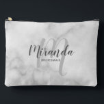 Pochette À Accessoires Nom du monogramme de la servante d'accueil moderne<br><div class="desc">Ajoutez une touche personnelle à votre mariage avec un cadeau de femme de chambre personnalisée. Ce design présente le nom personnalisé de la servante de pont dans le style de police de script moderne gris et monogramme dans le style de police de script moderne gris clair comme arrière - plan...</div>