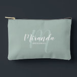 Pochette À Accessoires Nom du monogramme de la servante d'accueil moderne<br><div class="desc">Ajoutez une touche personnelle à votre mariage avec un cadeau de femme de chambre personnalisée. Ce design présente le nom personnalisé de la demoiselle d'honneur dans le style de police de script moderne blanc et monogramme dans le style de police de script moderne vert sage comme arrière - plan avec...</div>