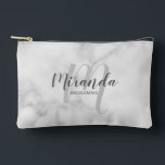 Pochette À Accessoires Nom du monogramme de la servante d'accueil moderne<br><div class="desc">Ajoutez une touche personnelle à votre mariage avec un cadeau de femme de chambre personnalisée. Ce design présente le nom personnalisé de la servante de pont dans le style de police de script moderne gris et monogramme dans le style de police de script moderne gris clair comme arrière - plan...</div>