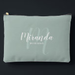 Pochette À Accessoires Nom du monogramme de la servante d'accueil moderne<br><div class="desc">Ajoutez une touche personnelle à votre mariage avec un cadeau de femme de chambre personnalisée. Ce design présente le nom personnalisé de la demoiselle d'honneur dans le style de police de script moderne blanc et monogramme dans le style de police de script moderne vert sage comme arrière - plan avec...</div>