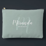 Pochette À Accessoires Nom du monogramme de la servante d'accueil moderne<br><div class="desc">Ajoutez une touche personnelle à votre mariage avec un cadeau de femme de chambre personnalisée. Ce design présente le nom personnalisé de la demoiselle d'honneur dans le style de police de script moderne blanc et monogramme dans le style de police de script moderne vert sage comme arrière - plan avec...</div>
