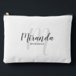 Pochette À Accessoires Nom du monogramme de la servante d'accueil moderne<br><div class="desc">Ajoutez une touche personnelle à votre mariage avec un cadeau de femme de chambre personnalisée. Ce design présente le nom personnalisé de la servante de pont dans le style de police de script moderne gris et monogramme dans le style de police de script moderne gris clair comme arrière - plan...</div>