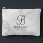 Pochette À Accessoires Nom et monogramme de la servante d'accueil personn<br><div class="desc">Elegant Black and White Personnalisé Bridesmaid Cadeaux avec monogramme personnalisé en gris élégant style de police script avec le nom et le titre de bridesmaid dans le style de police serif classique sur l'arrière - plan en marbre blanc. Aussi parfait pour femme de ménage d'honneur, fille de fleurs, mère de...</div>