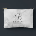 Pochette À Accessoires Nom et monogramme de la servante d'accueil personn<br><div class="desc">Elegant Black and White Personnalisé Bridesmaid Cadeaux avec monogramme personnalisé en gris élégant style de police script avec le nom et le titre de bridesmaid dans le style de police serif classique sur l'arrière - plan en marbre blanc. Aussi parfait pour femme de ménage d'honneur, fille de fleurs, mère de...</div>
