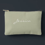 Pochette À Accessoires Olive Green Script minimaliste de typographie mode<br><div class="desc">Olive Green Script Minimal Modern Typography Accessory Pouch dispose d'un arrière - plan vert olive clair solide avec un élégant nom de script blanc personnalisé à l'avant. Le design minimaliste offre une façon élégante et pratique d'organiser vos essentiels, que ce soit pour les cosmétiques, le maquillage ou les petits articles...</div>