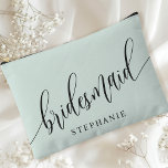 Pochette À Accessoires Pastel Mint Bridesmaid Moderne Calligraphie<br><div class="desc">Célébrez votre fête de mariée avec cette élégante pochette d'accessoires de demoiselle verte à la menthe pastel. Doté d'une calligraphie moderne et personnalisable avec le nom de votre servante, ce sac est à la fois élégant et pratique. La couleur douce et poussiéreuse de la sauge et l'élégant script créent un...</div>