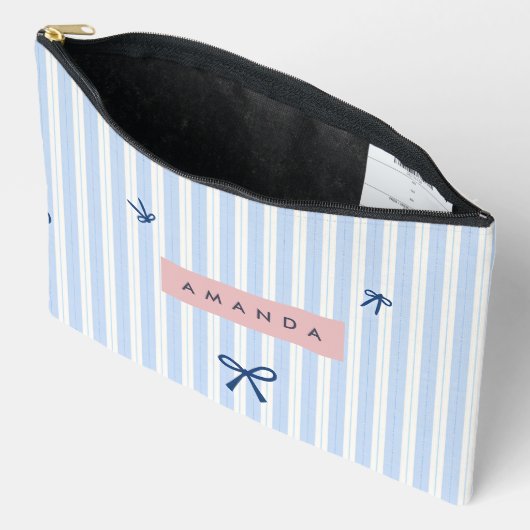 Pochette À Accessoires Personalized Classic Blue Pastel Striped Bow (Ouvrir)